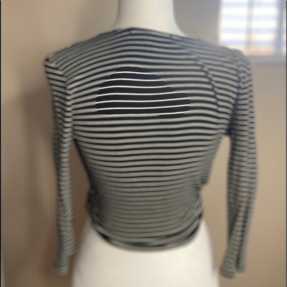 Cropped going out top - Picture 3 of 4